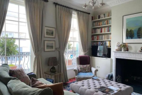 Comfortable 2 Bedroom Apartment in Lavish Holland Park with Balcony